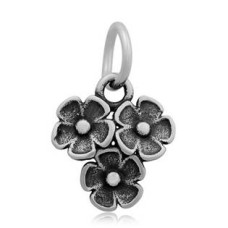 Drobný ocelový přívěšek kytičky