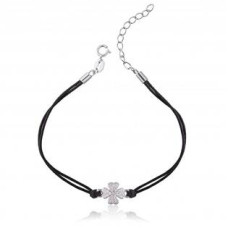 Černý náramek se stříbrným čtyřlístkem