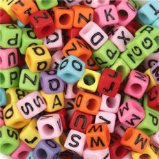 Plastový korálek kostka - písmeno