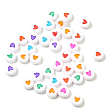 Plastový korálek se srdíčkem