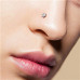 Zahnutý piercing do nosu - titan, čirý kamínek