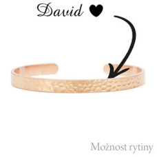 Tepaný zlacený ocelový náramek s rytinou textu