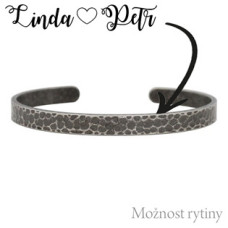Tepaný ocelový náramek s rytinou textu
