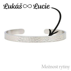 Tepaný ocelový náramek s rytinou textu