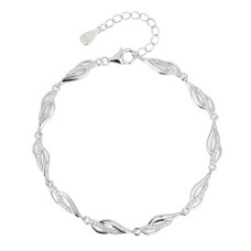 Stříbrný náramek dekorovaný zirkony